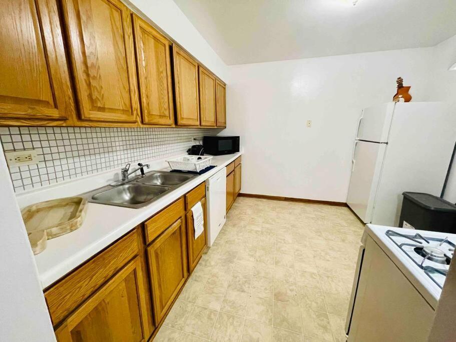 Lg. 2 Bedroom Apt. North Of Chicago W/ Free Parking 데스플레인스 외부 사진