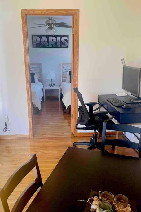 Lg. 2 Bedroom Apt. North Of Chicago W/ Free Parking 데스플레인스 외부 사진